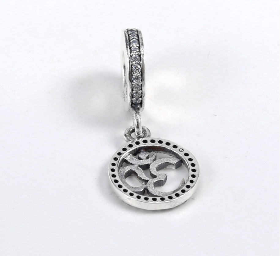 Round pendant bracelet