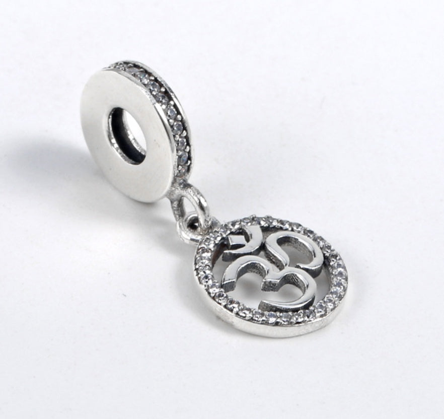 Round pendant bracelet